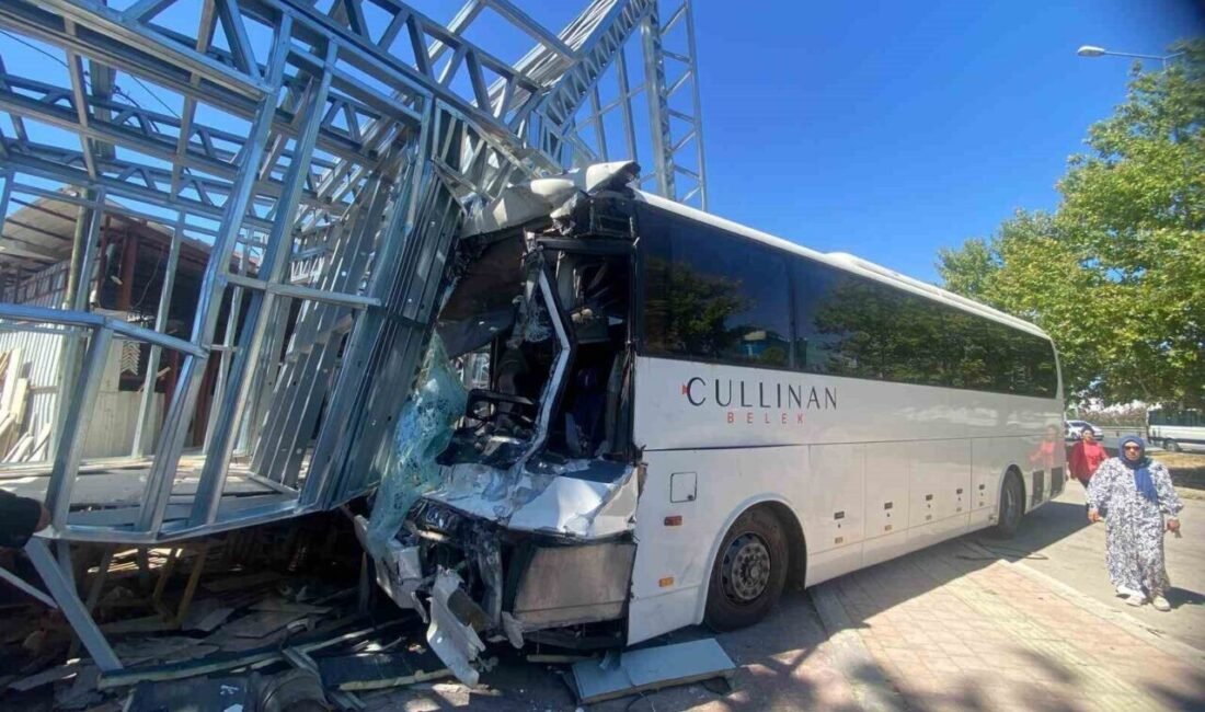 Antalya’nın Aksu ilçesinde otel servis otobüsü, midibüs ve kamyonun karıştığı