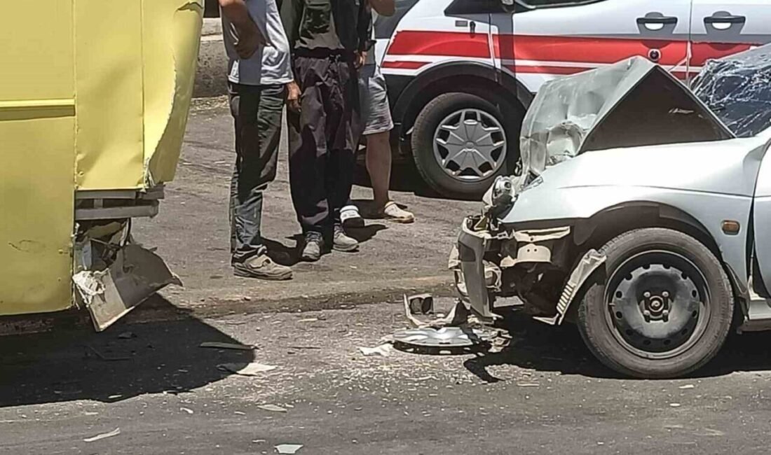 Kahramanmaraş’ta otomobilin halk otobüsüne arkadan çarpması sonucu iki kişi yaralandı.