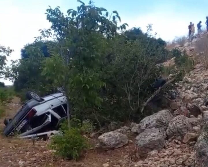 Mersin’in Erdemli ilçesinde otomobilin şarampole yuvarlanması sonucu meydana gelen kazada