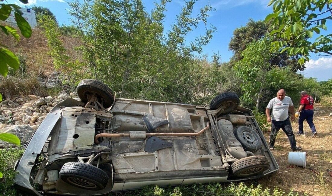 Mersin’in Erdemli ilçesinde sürücüsünün kontrolünden çıkan otomobil, yaklaşık 20 metre