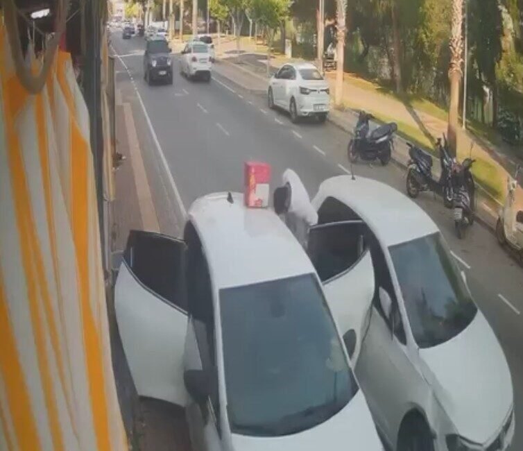 Antalya’nın Manavgat ilçesinde seyir halindeki bir aracın malzeme indirmek için