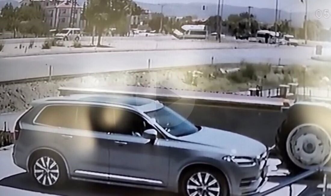 Isparta’nın Şarkikaraağaç ilçesinde kırmızı ışıkta duramayan otomobil, kavşakta minibüsle çarpıştı.