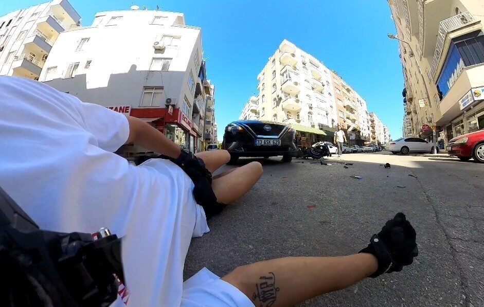 Mersin’de otomobille çarpışan motosiklet sürücüsünün savrularak yere düşmesi, kask ve