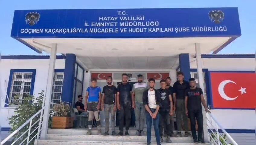 Hatay’da durdurulan 3 araçta 10 göçmen yakalandı. Olayla ilgili gözaltına