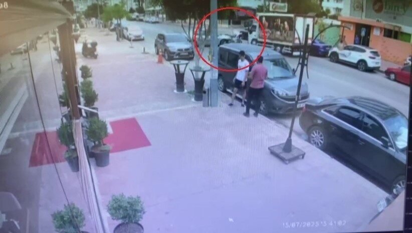 Antalya’da ’U’ dönüşü yapan otomobile çarpan motosikletin sürücüsü kazayı hafif