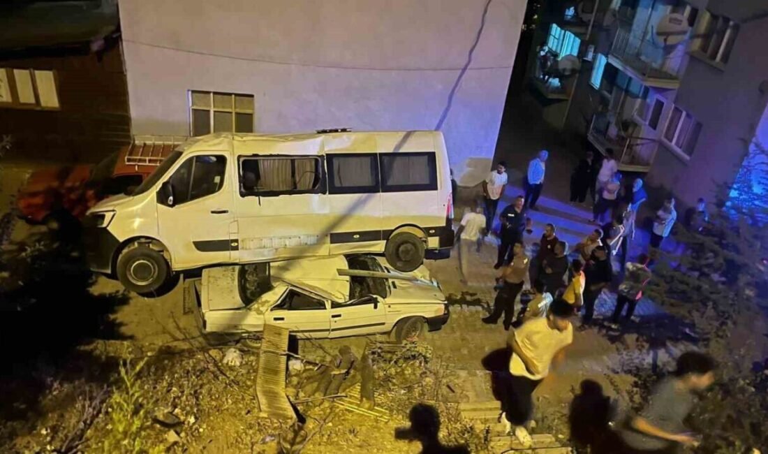 Adana’nın Feke ilçesinde, park halindeyken freni boşalan minibüs, bir otomobilin