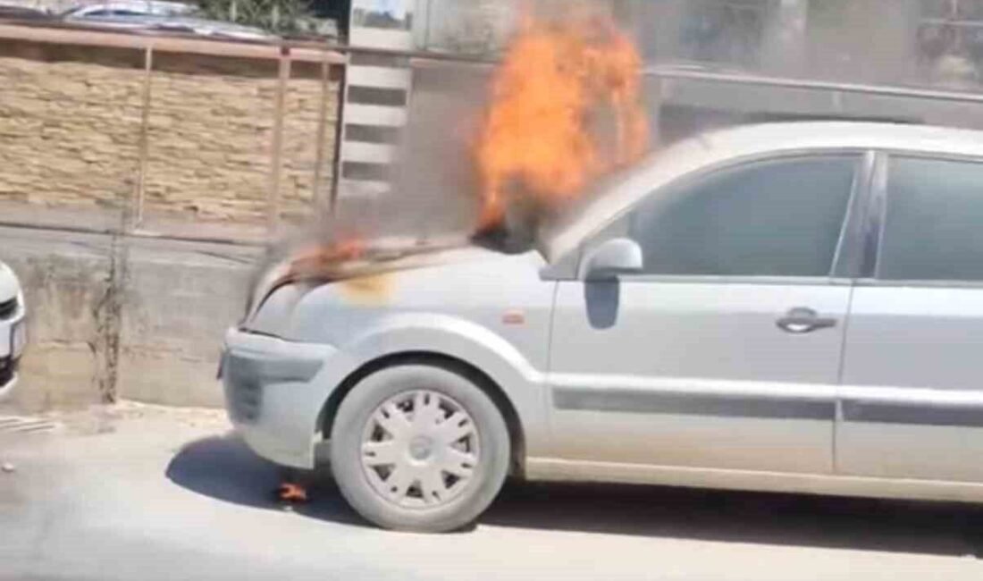 Hatay’ın İskenderun ilçesinde park halindeyken alev alev yanan otomobil paniğe