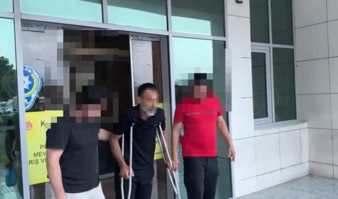 Adana’da gerçekleştirilen uyuşturucu operasyonunda polisi görünce damdan atlayıp ayağını kıran