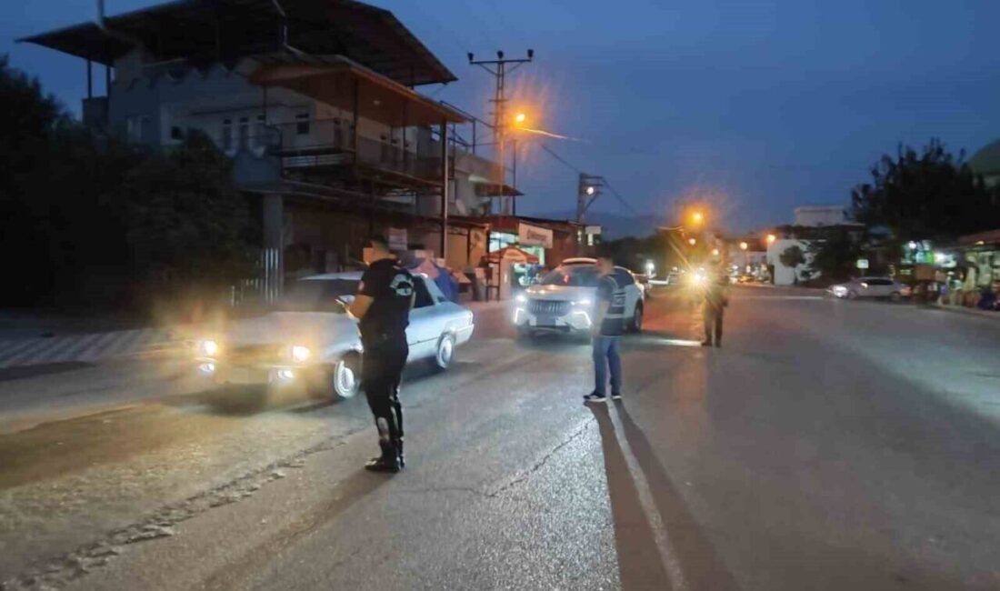 Adana’nın Kozan ilçesinde polis ekiplerince gerçekleştirilen huzur ve güven uygulamalarında