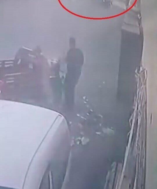 Hatay’ın Reyhanlı ilçesinde otomobille çarpışan motosikletlinin metrelerce savrulduğu anlar kameraya