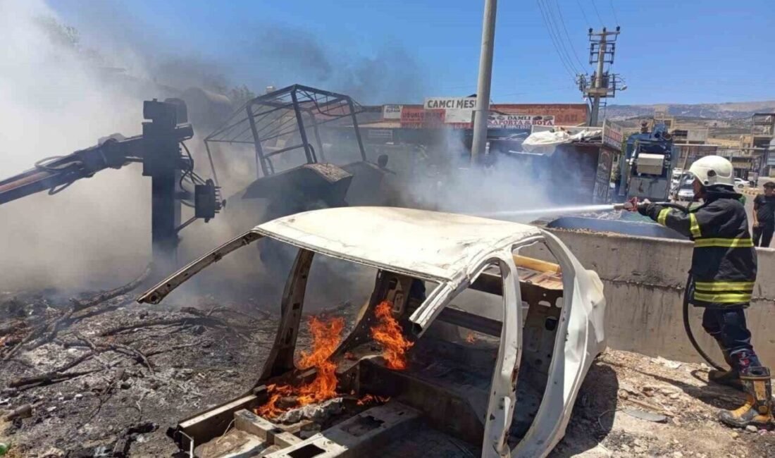 Hatay’ın Kırıkhan ilçesinde sanayi sitesinde çıkan yangında otomobil ve traktör