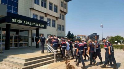 Antalya’nın Serik ilçesinde, haklarında 5 ila 10 yıl arasında kesinleşmiş