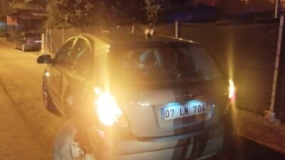 Antalya’nın Serik ilçesinde iki otomobilin karıştığı kazada 2 kişi yaralandı.