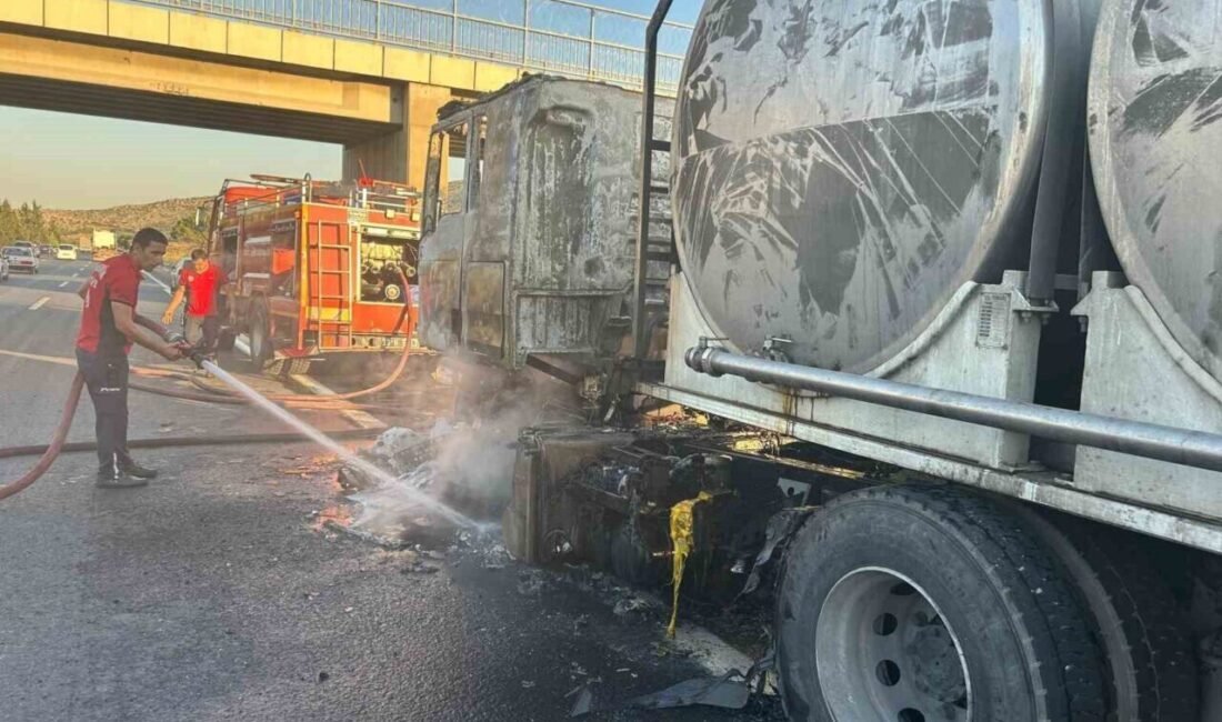 Mersin’in Tarsus ilçesinde seyir halindeki süt tankerinde çıkan yangın, yol