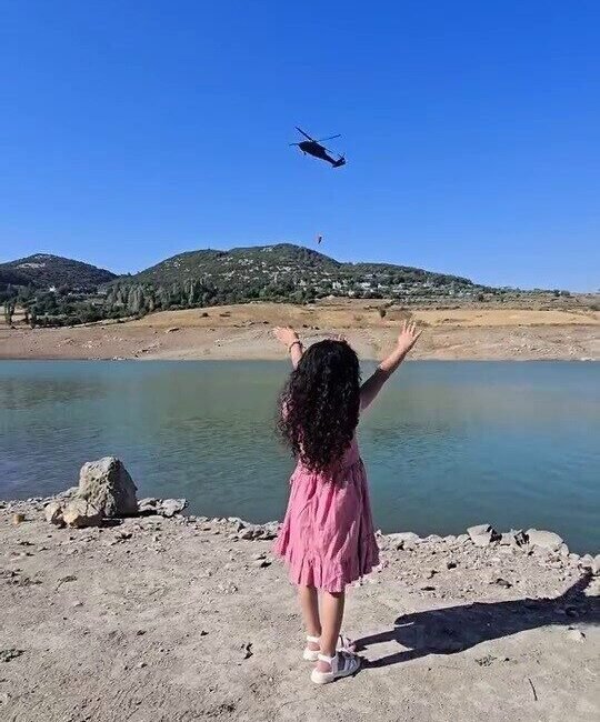 Hatay’da sınır hattında devam eden orman yangınına müdahale için barajdan