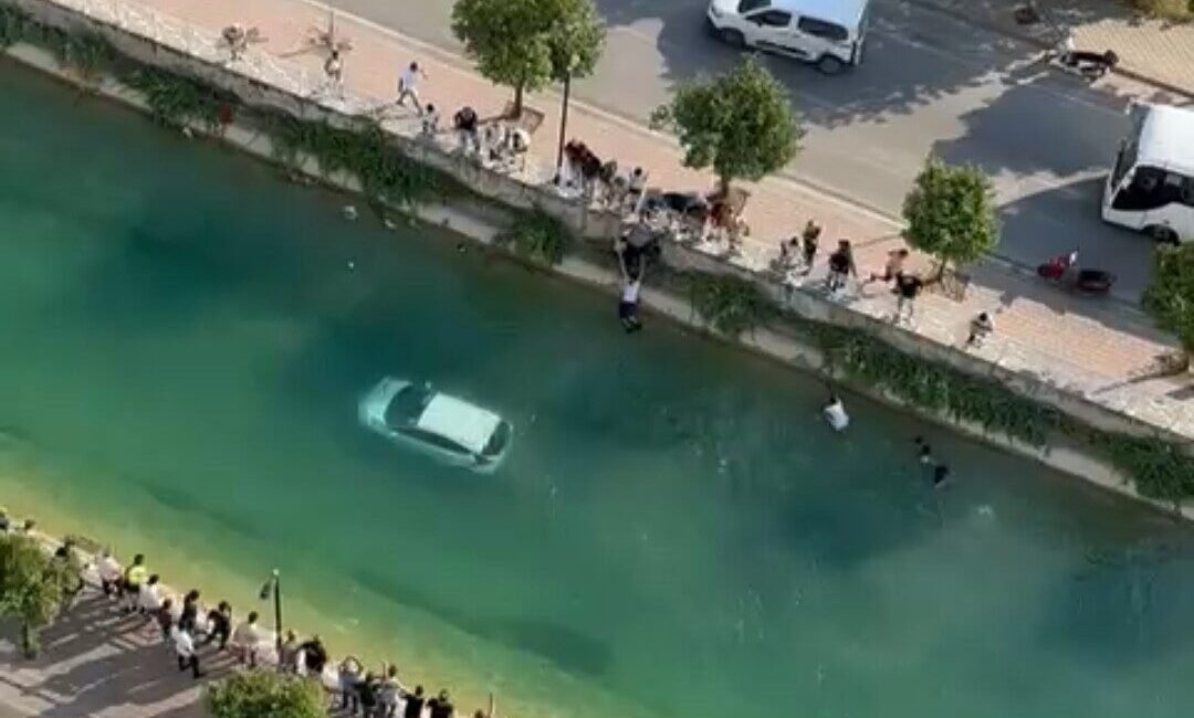 Adana’da sulama kanalına düşen araçtaki sürücü, vatandaşlar tarafından son anda