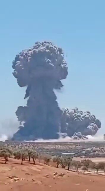 Suriye’nin İdlib kentinde mühimmat deposunda yaşanan patlama Hatay’dan hissedilirken yükselen