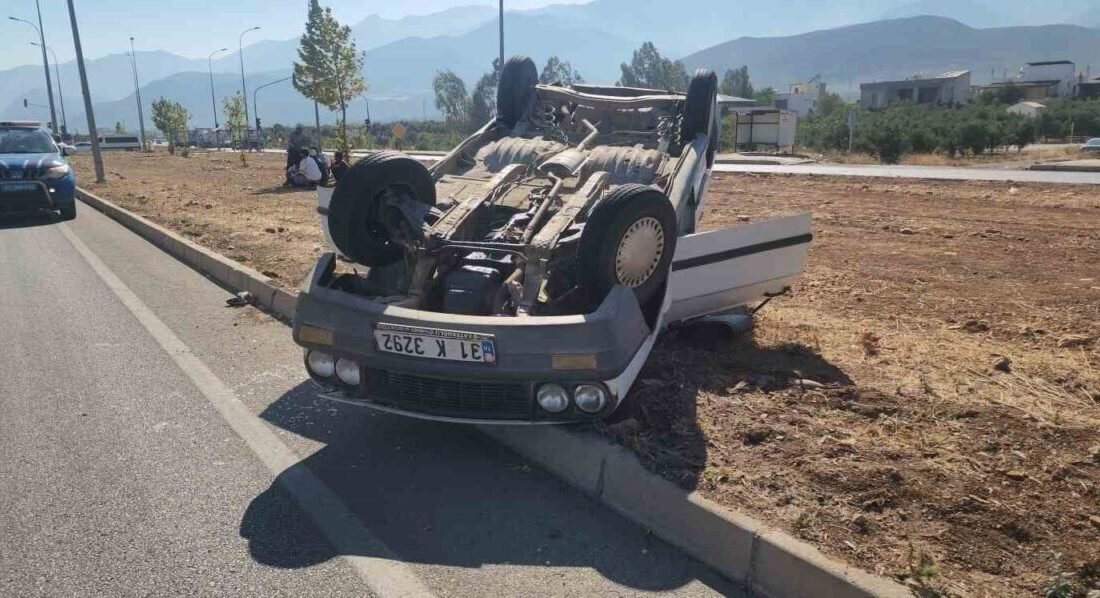 Hatay’ın Hassa ilçesinde tırla çarpışarak, takla atan ve ters dönen