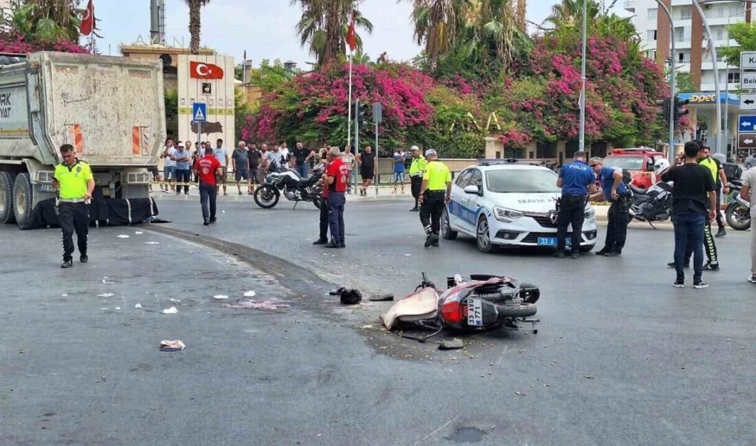 Mersin’in Tarsus ilçesinde kamyon ile motosikletin çarpışması sonucu meydana gelen