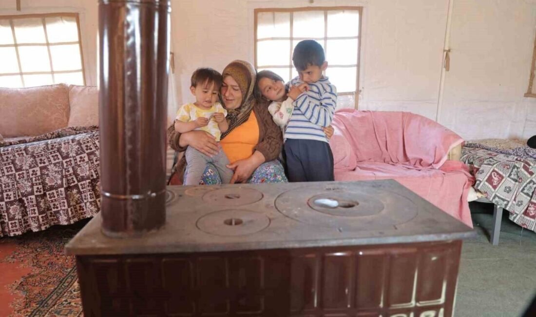 Kahramanmaraş’ın Ahır Dağı zirvesinde yaşayan bir aile, yaz ortasında bile