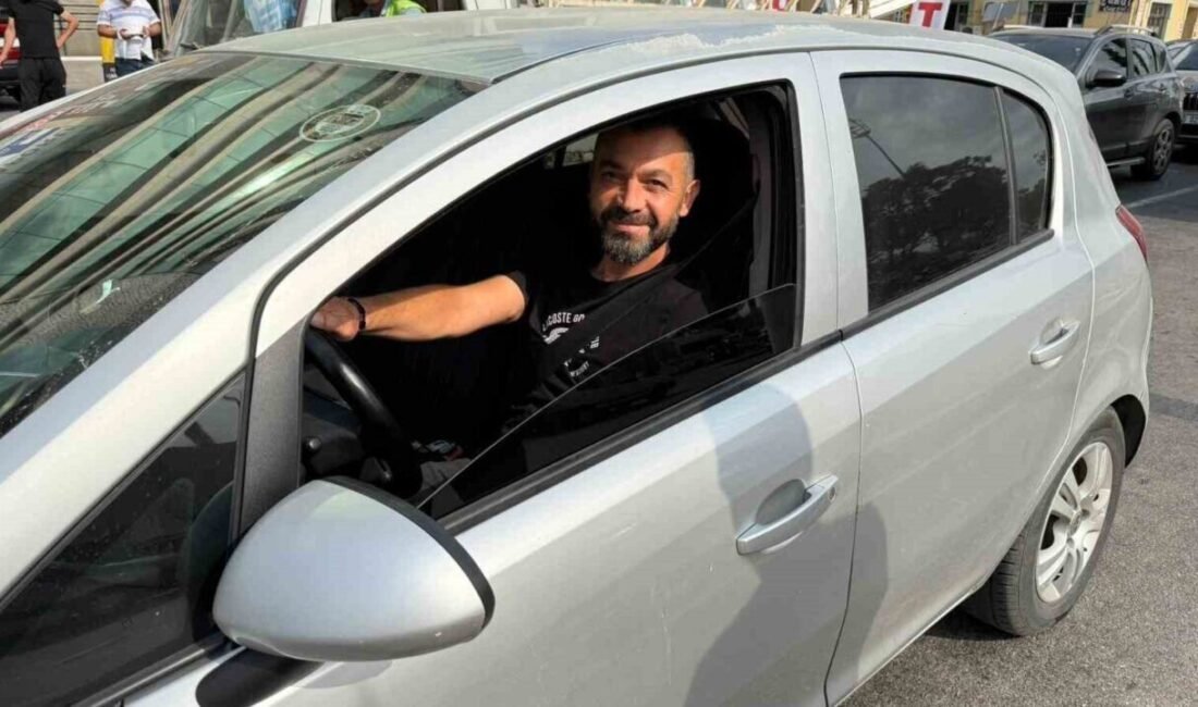 Adana’da cam silen şahısların kapıları zorlayarak sürücülerden para istediği anlar