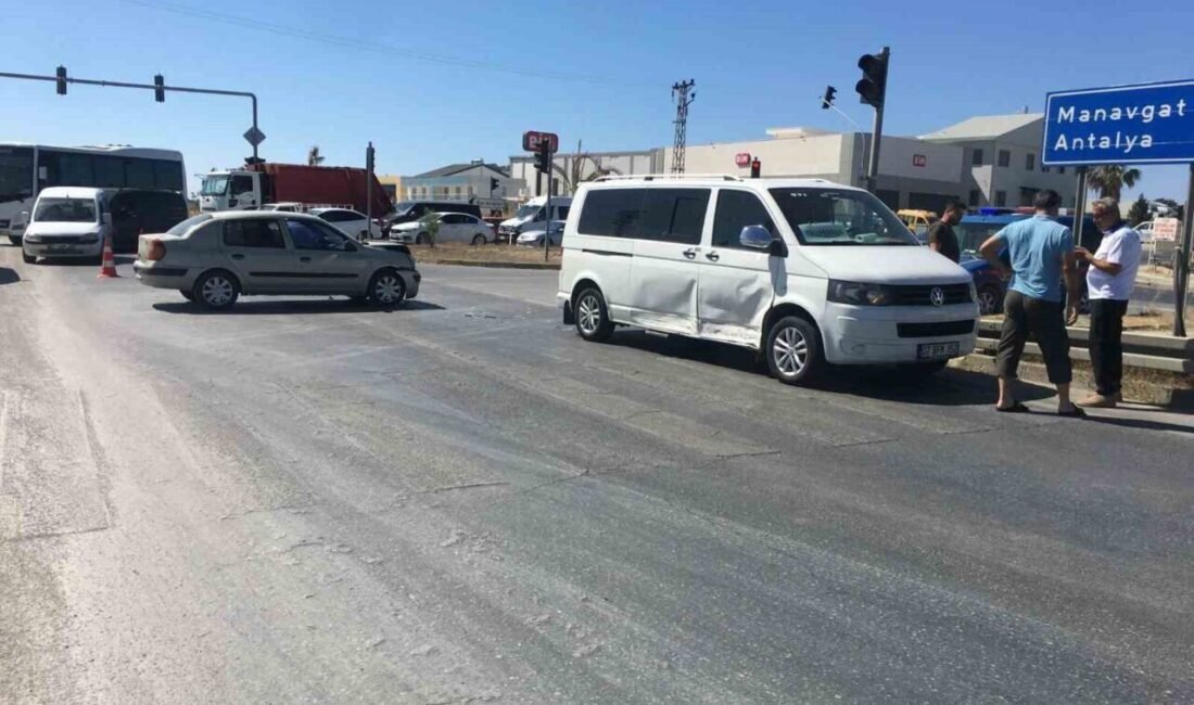 Antalya’nın Manavgat ilçesinde tur aracıyla otomobilin çarpışması sonucu meydana gelen