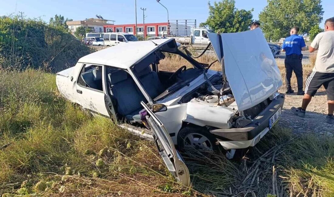 Antalya’nın Manavgat ilçesinde tur midibüsüyle çarpışan Tofaş marka otomobil hurdaya