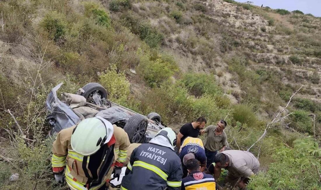 Hatay’ın Arsuz ilçesinde kontrolden çıkan otomobil uçuruma yuvarlandı. Kazada yaralanan