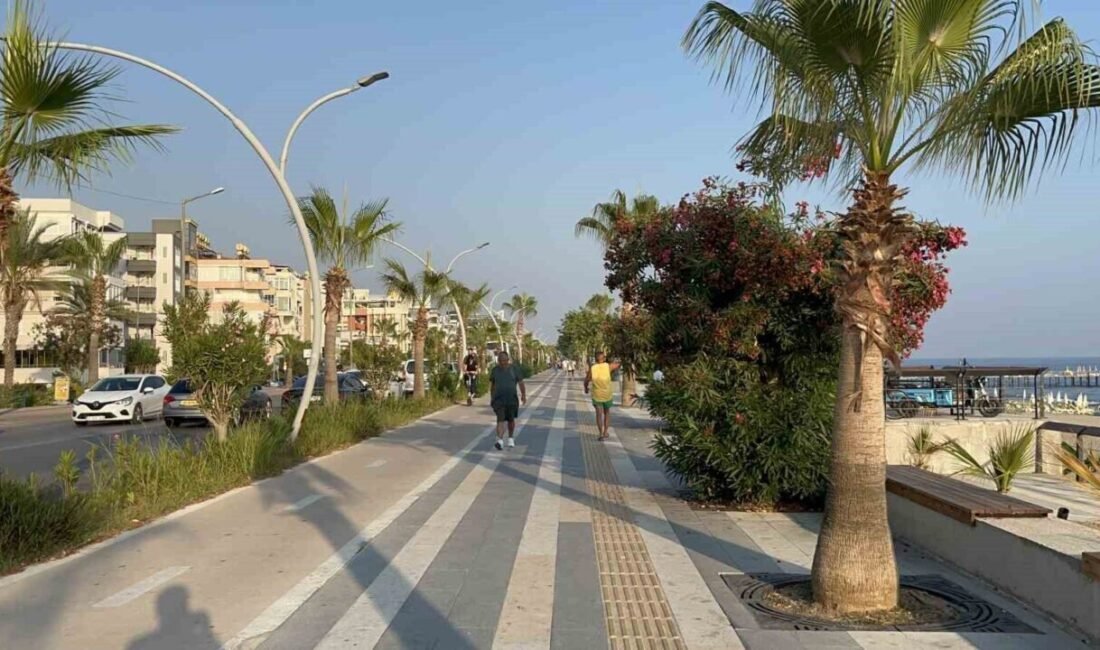 Antalya’nın Alanya ilçesinde yaşayan Nail Çetin, yeni aldığı bisikletiyle şarkı