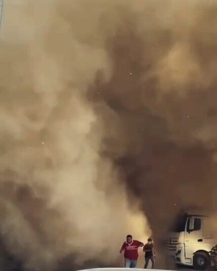 Kahramanmaraş’ta ağır hasarlı binaların yıkımı sürerken, kontrollü olarak yıkılan bir