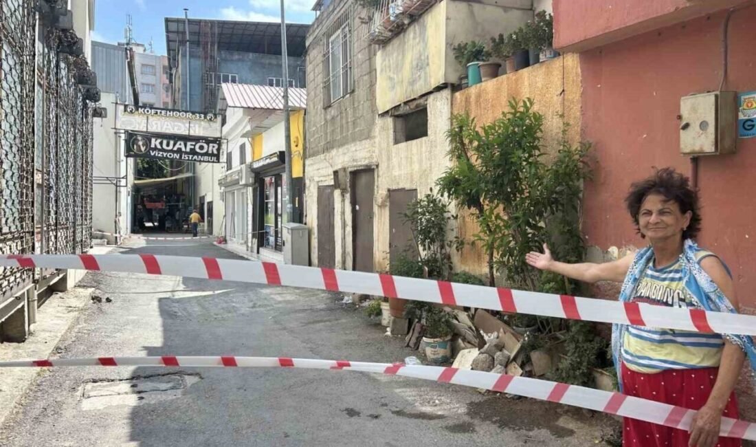 Mersin’in Tarsus ilçesinde yol çökmesinden dolayı evler yıkılma tehdidi ile