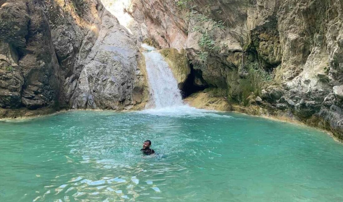 Osmaniye’de bulunan Sarısu Şelalesi turkuaz rengi ve eşsiz doğasıyla doğa
