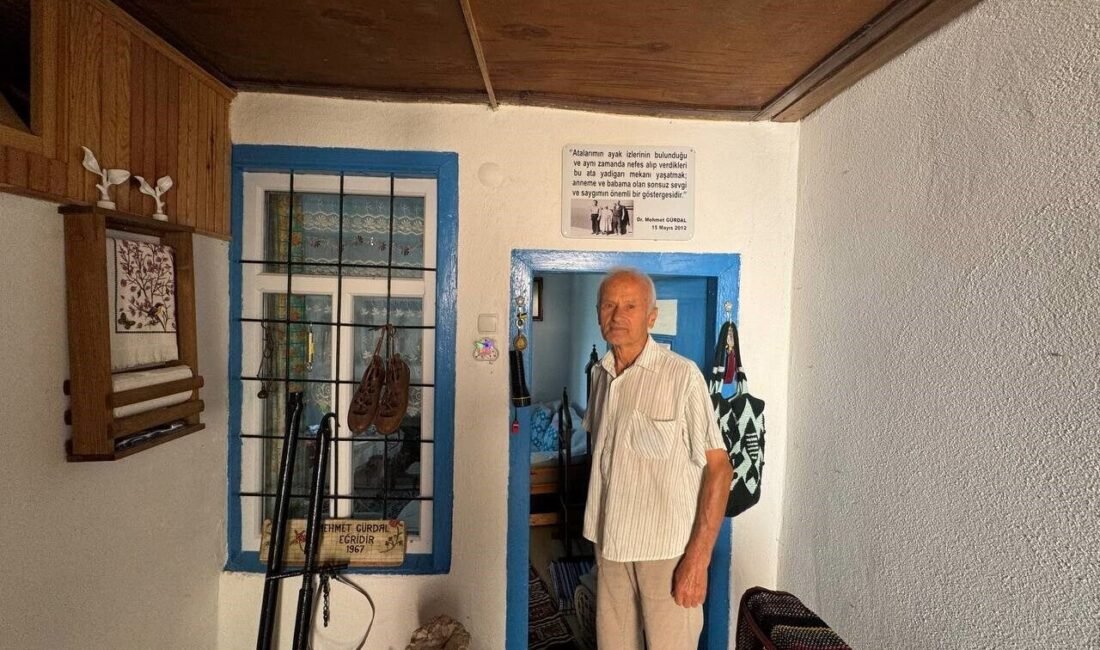 Isparta Eğirdir’de restore ettirdiği 300 yıllık tarihi evini adeta bir