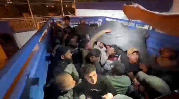 Hatay’da emniyet güçlerinin operasyonunda kamyonetin kasasında 42 kaçak göçmen yakalandı.