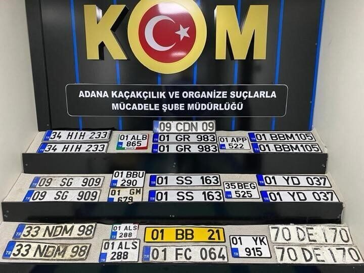 Adana’da bir oto yıkamacıda, 27 adet sahte plaka ele geçirildi.