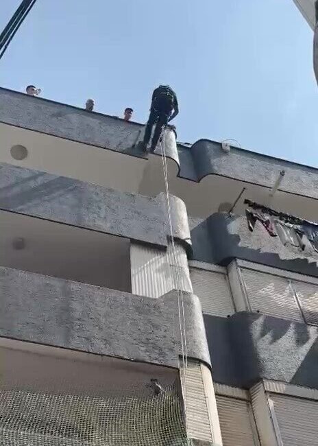 Adana’da bir apartmanın balkon filesine sıkışan güvercin, itfaiye ekiplerinin müdahalesiyle