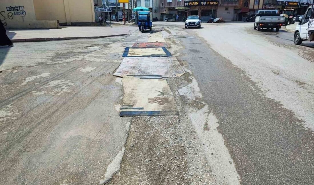 Adana’da kazılan yol, belediye tarafından bir türlü asfaltlanmayınca esnaf tozdan