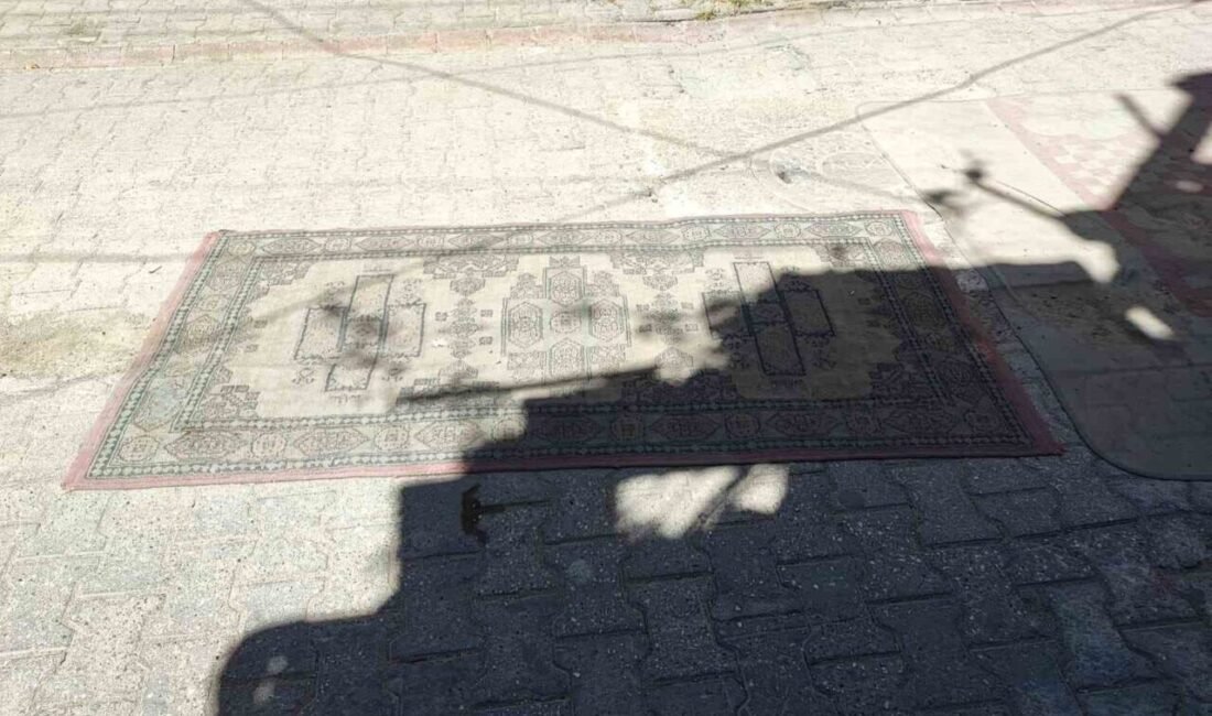 Adana’da bozulmuş yolları yapmadığı için Seyhan Belediyesine tepki gösteren vatandaşlar,