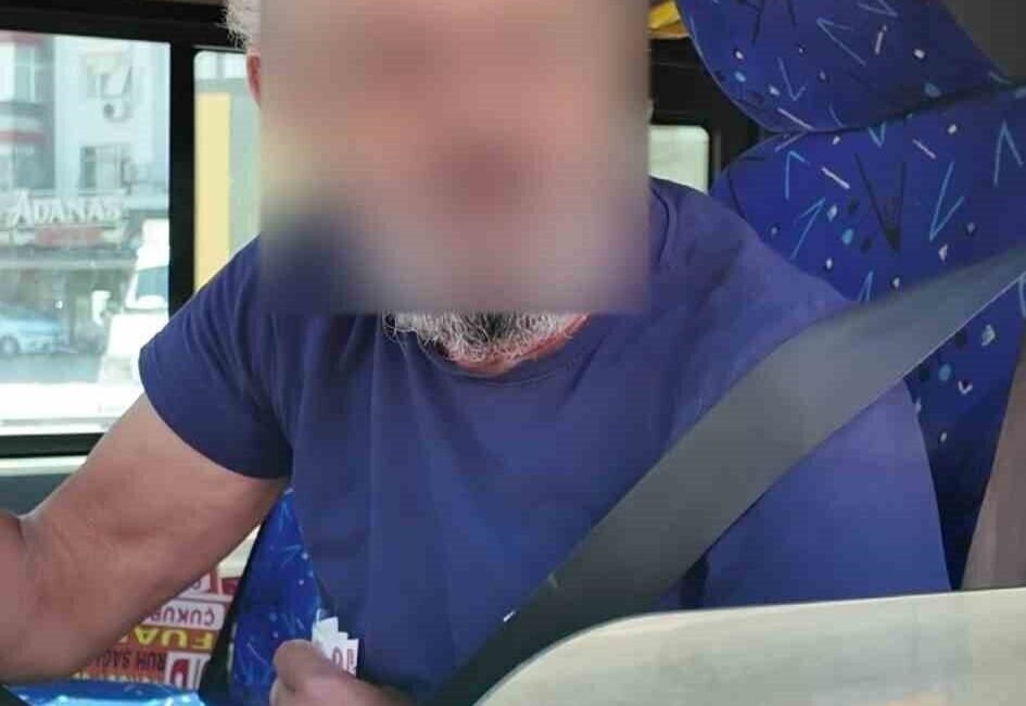 Adana’da polis ekiplerinin dronlu trafik uygulamasında hem cep telefonuyla konuşan