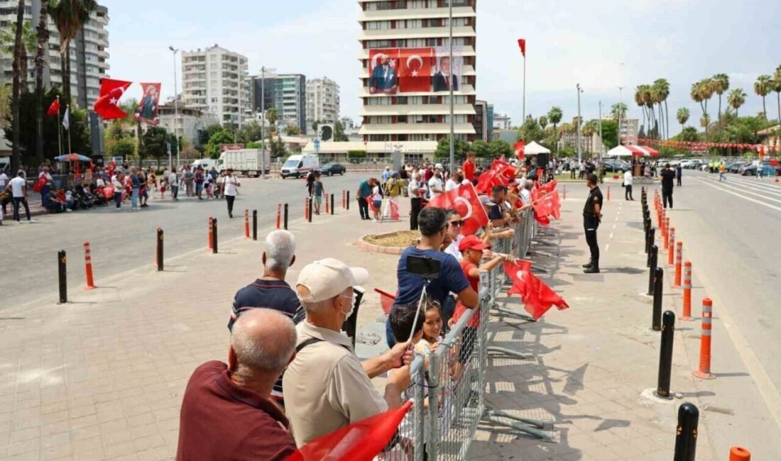 Türkiye’nin en sıcak illerinden Adana’da 30 Ağustos Zafer Bayramı kutlamaları,