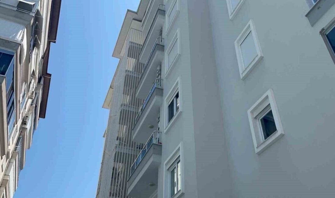 Antalya’nın Alanya ilçesinde balkonda klima takmaya çalışan bir kişi, 6.