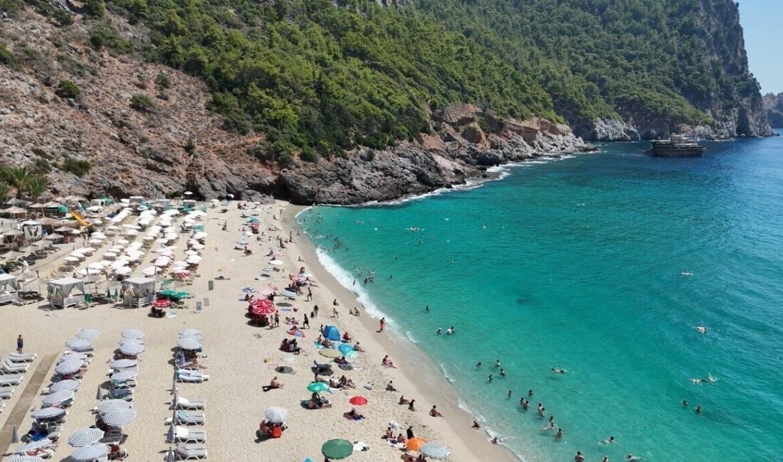 Antalya’nın Alanya ilçesinde hava sıcaklığının 38 dereceye çıktığı Ağustos ayında