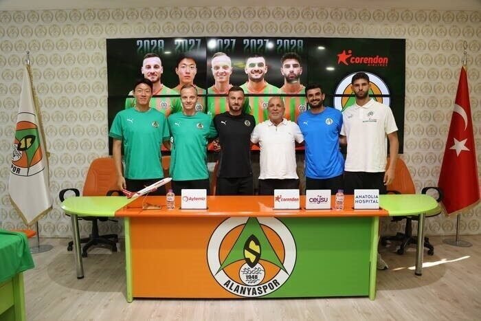 Corendon Alanyaspor, mevcut kadrosunda bulundurduğu futbolculardan Ümit Akdağ, Fatih Aksoy,