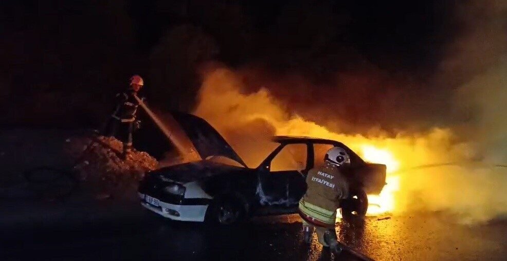 Hatay’ın Antakya ilçesinde seyir halde olan otomobil, alevlere teslim oldu.