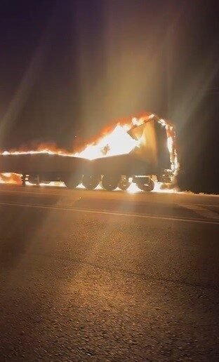 Hatay’ın Kırıkhan ilçesinde alevlere teslim olan tır, yanarak kullanılamaz hale