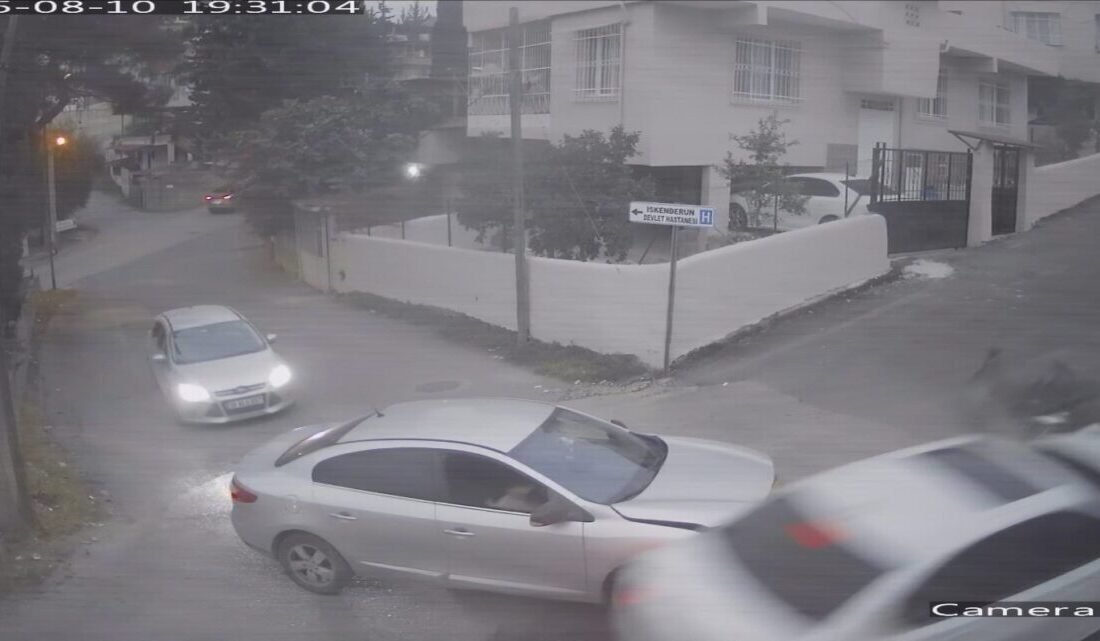 Hatay’da hastaneye hasta sevk eden ambulansı takip eden otomobilin başla