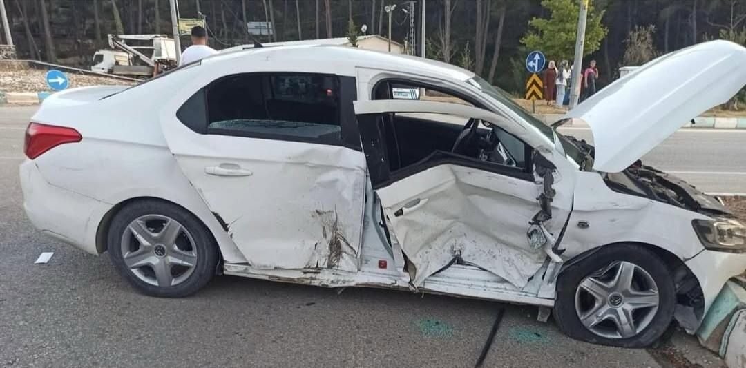 Hatay’da ambulans ile otomobilin çarpışmasıyla yaşanan kazada 5 kişi yaralandı.