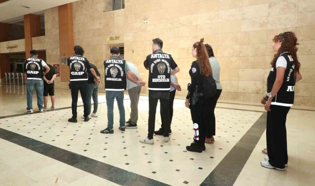 Konyaaltı’nda iki kişiyi 13 saat alıkoyup silah tehdidiyle mobil bankacılık
