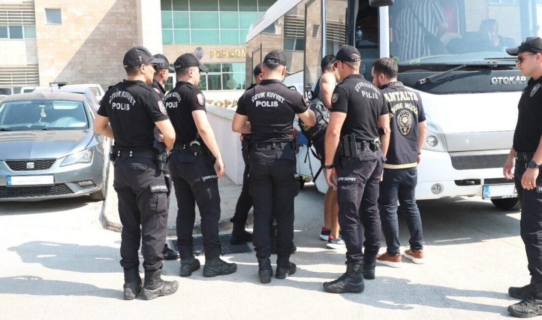 Antalya Emniyet Müdürlüğü’nün düzenlediği eş zamanlı iki operasyonda, çeşitli suçlardan