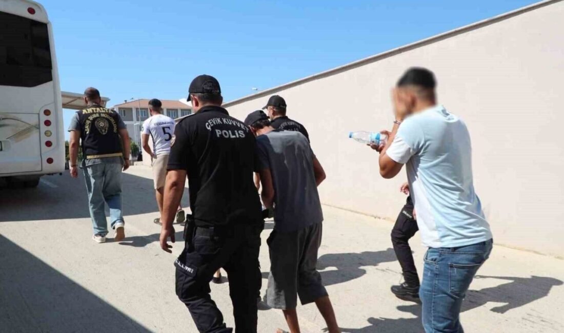 Antalya’da emniyet ekiplerinin düzenlediği eş zamanlı operasyonlarda 25 kesinleşmiş hapis